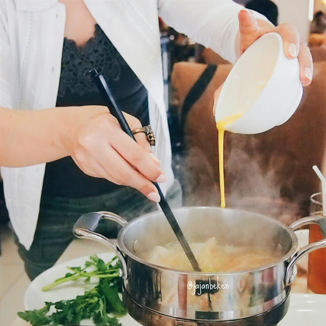 Ini adalah bagian yang saya suka yaitu saat menuangkan telur ke dalam sup!