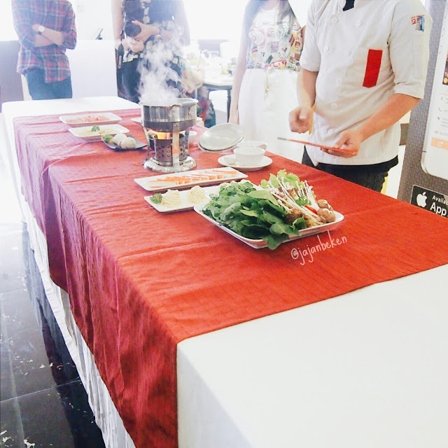 Demo cara menikmati Shabu-shabu di Dolar Shop Resto.