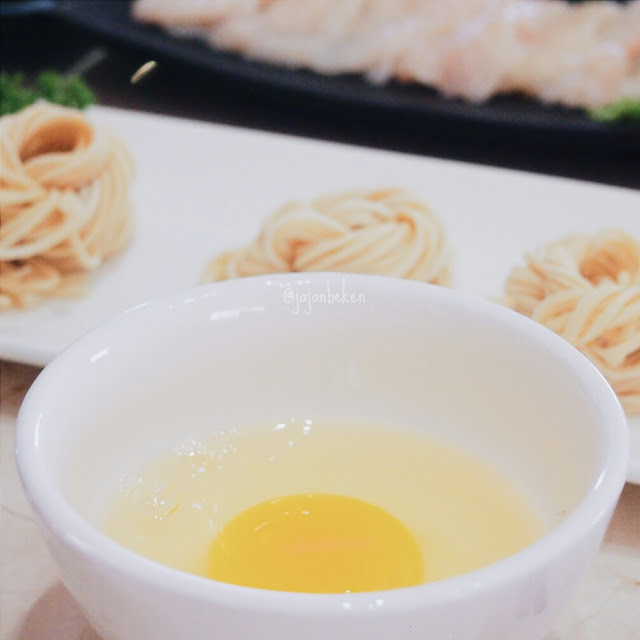Telur (IDR 8K).