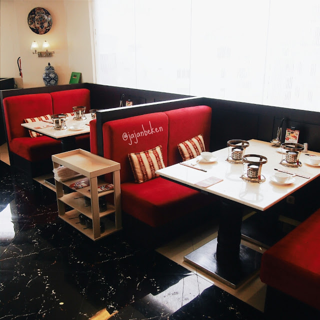 Warna merah, hitam dan putih gading mendominasi interior ruangannya.
