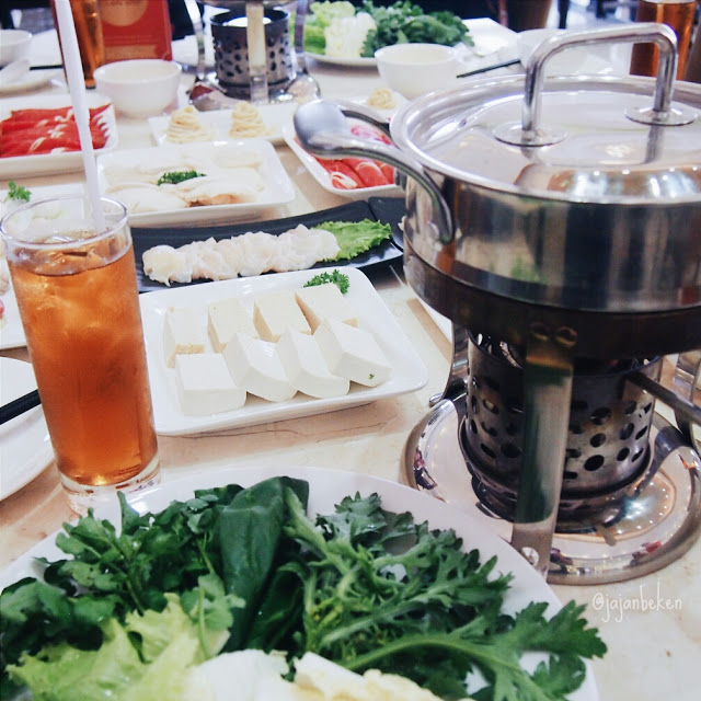Bersantap shabu-shabu lebih seru kalau rame-rame bersama keluarga atau teman.