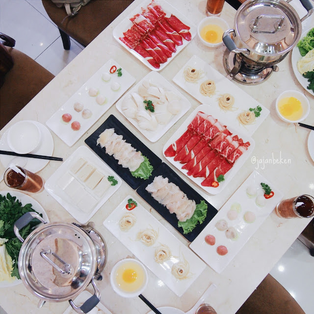 Menu yang kami nikmati siang itu, semua yang tersaji di meja ini cukup untuk empat orang.