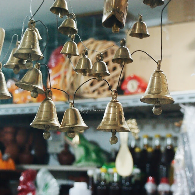 aneka-lonceng-di-pasar-mayestik