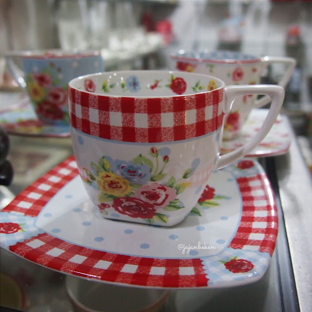 Cup dan saucer untuk minum teh ini dibandrol mulai dari IDR 60.000 per satuannya.