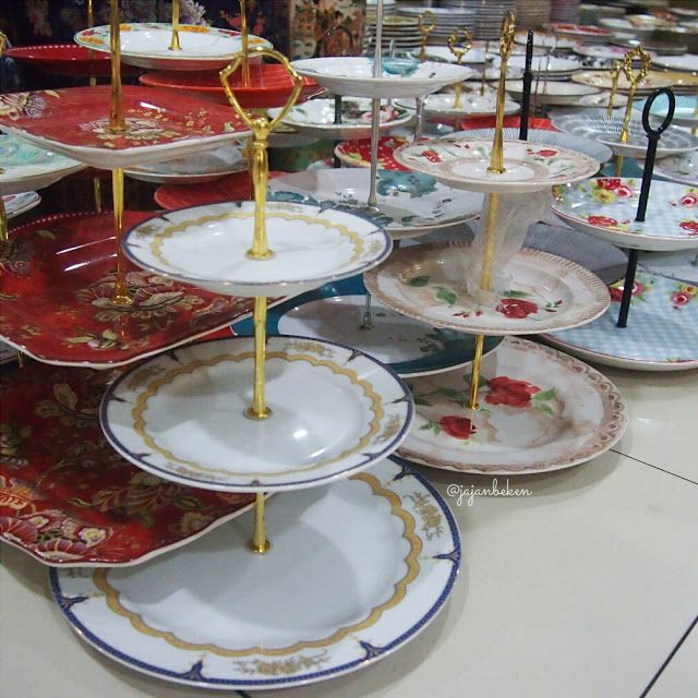 Set piring saji untuk Afternoon Tea.