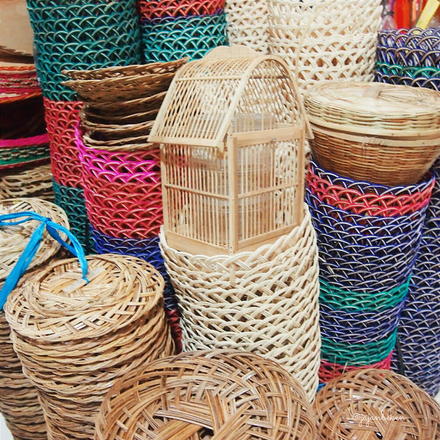 Aneka perlengkapan makan dari bahan kayu rotan.