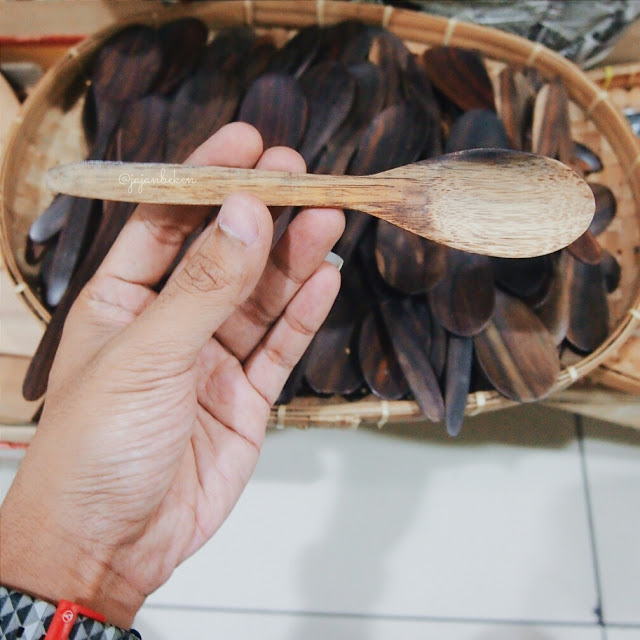 Sendok kayu dijual mulai dari IDR 3000.