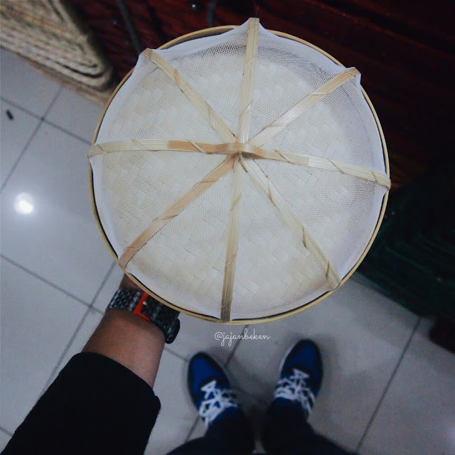 Wadah penyimpan makanan dengan tudung saji yang terbuat dari bambu.