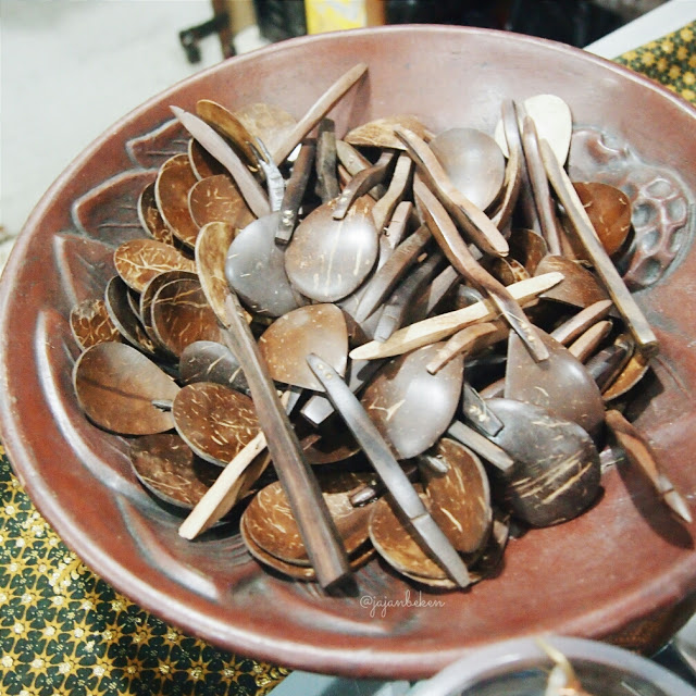 tumpukan-sendok-kayu-di-pasar-mayestik