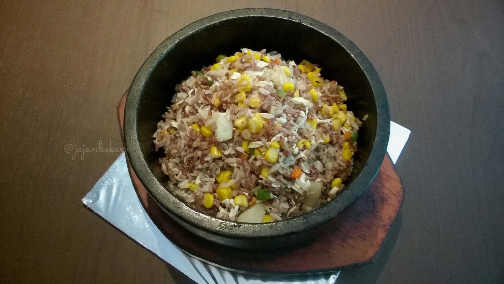 Nasi Goreng Beras Merah (IDR 156K).