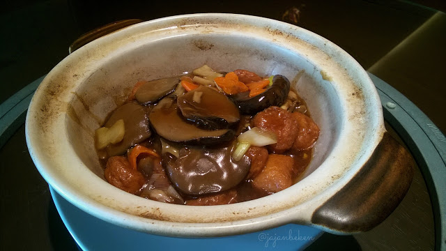 Sapo Tahu Jamur & Sayur (IDR 136K).