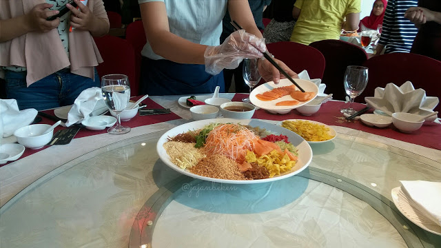 serving yee sang