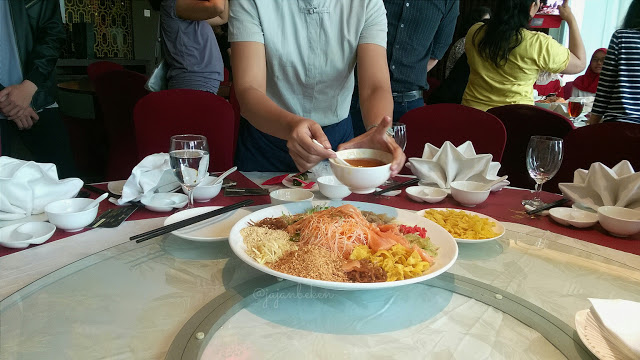 serving yee sang2