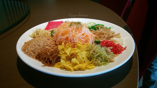 Berbagai jenis sayuran dan hasil lauit yang tersusun rapih di atas piring Yee Sang.