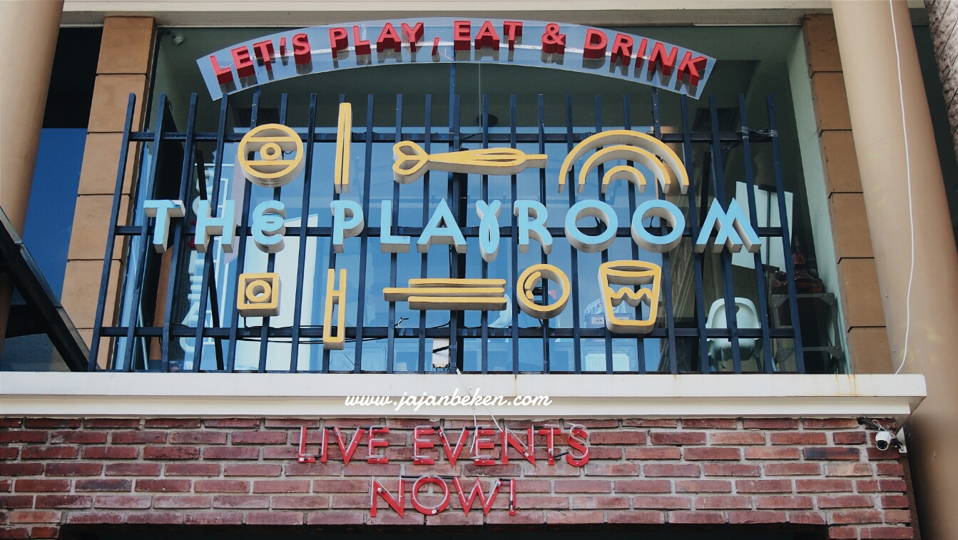 jajanbeken belajar main dart game di the playroom