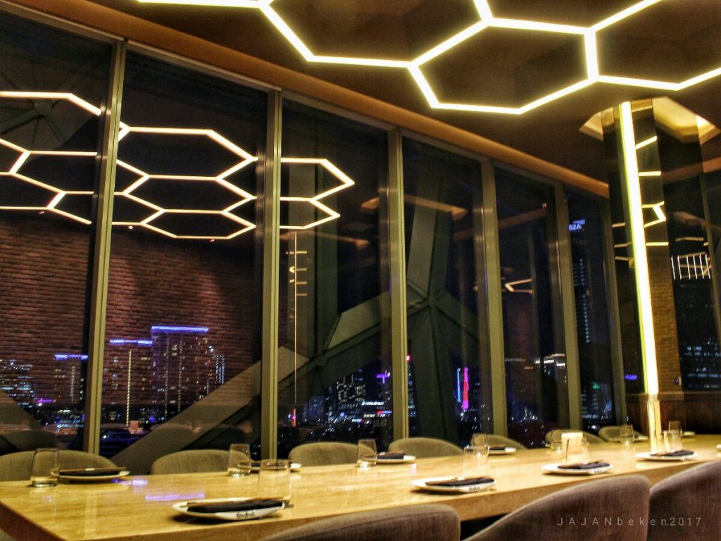 jajanbeken akira back restaurant