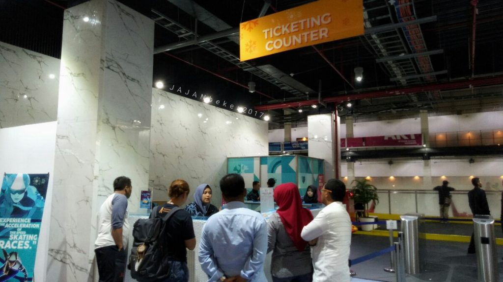 jajanbeken ice skating aeon cakung