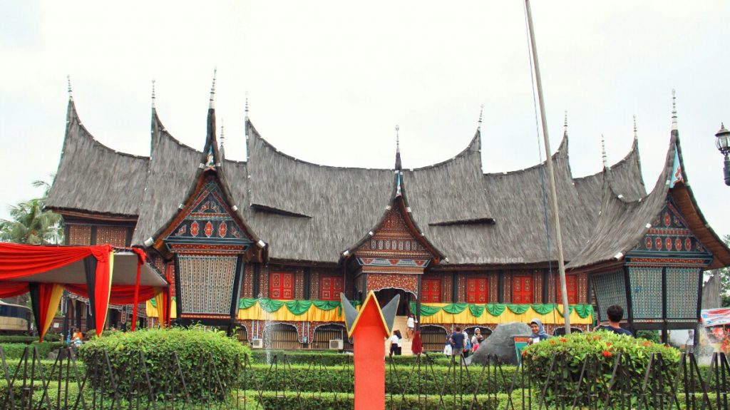jajanbeken taman legenda keong mas taman mini