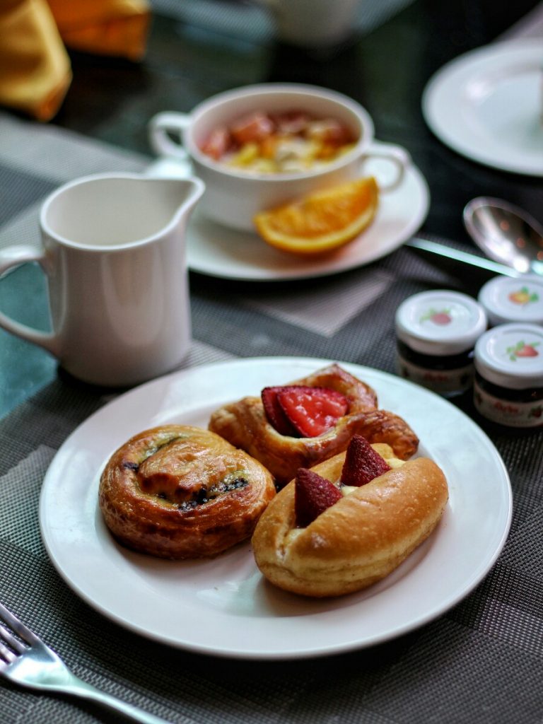 shangri-la jakarta breakfast