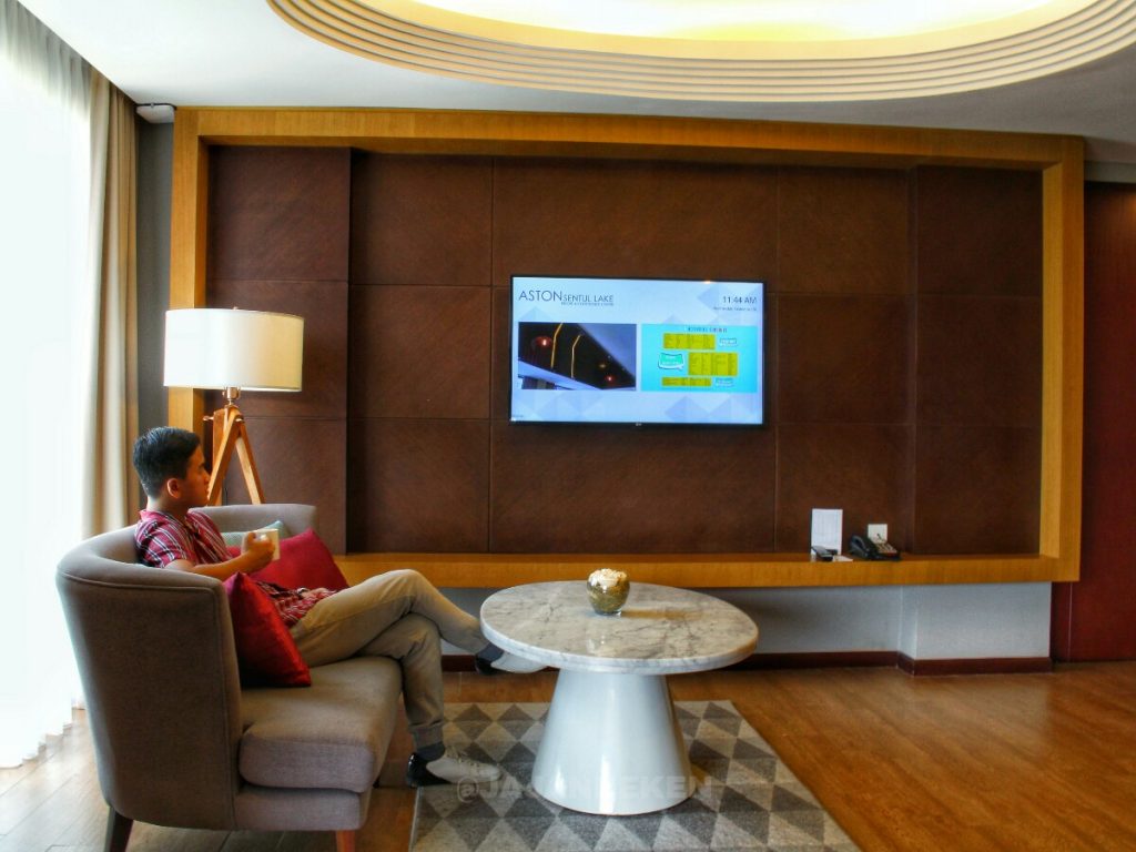 jajanbeken aston sentul swimming pool