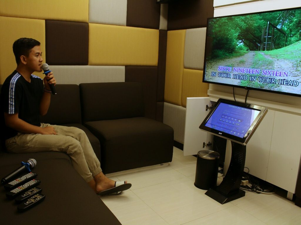 jajanbeken review hotel aston sentul