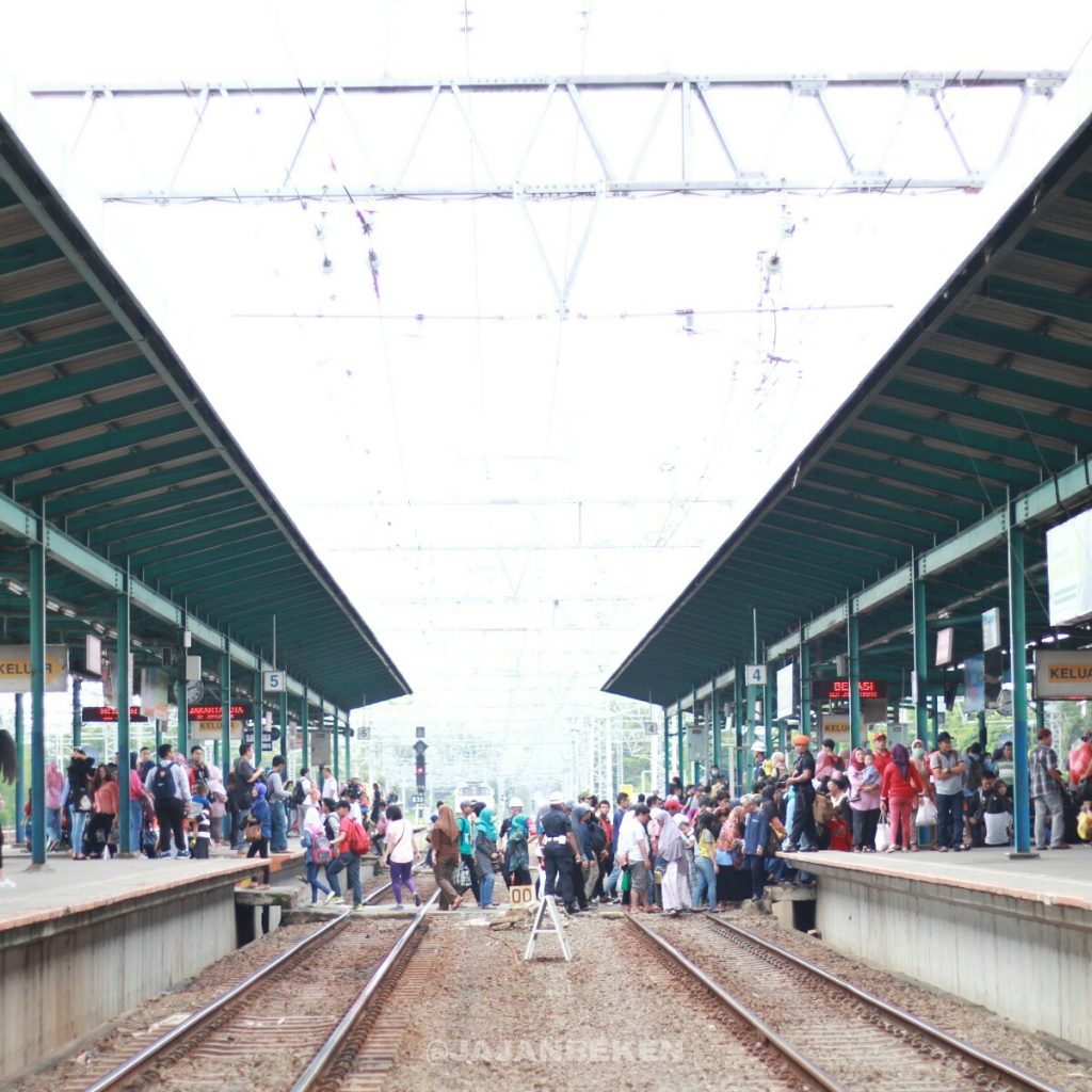 jajanbeken krl commuter line tanah abang