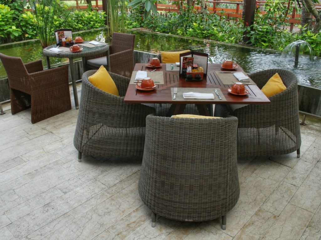 jajanbeken layang layang restaurant price