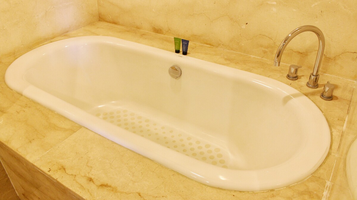 jajanbeken aston pluit suite room