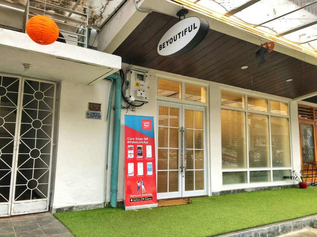 jajanbeken kafe terdekat blok m